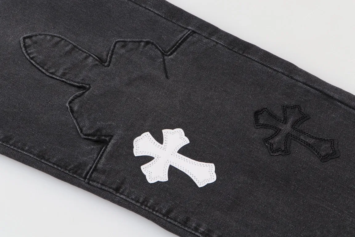 P260 Style number: H499 Chrome Hearts Ma Siwei's same CH Chrome Hearts heavy-duty splicing high street jeans exudes uninhibited personality and unique charm. Every wear and tear is carefully designed to present a unique artistic feel. Made of imported denim fabric, which has undergone heavy industrial washing and destruction treatment, the trousers show a super cool effect on the upper body, allowing you to dominate the fashion stage.  This is more than just a pair of jeans, it is an expression of attitude. With its unique design concept and ultimate pursuit of details, Croxin breaks traditional boundaries and defines the jeans trend in the new era. The trousers are made of double-layer woven fabric and matched with customized hardware, showing an incomparably beautiful and unique style, making every wearer the focus of fashion. Imported denim fabric, super heavy-duty washed and damaged, the upper body is super cool! Customized hardware. Unbeatable and beautiful style. The production process is difficult. Full of high street feel. Color: Gray Size: S M L XL XXL